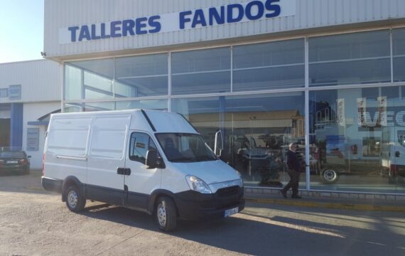 Entrega de furgoneta de ocasión IVECO 35S13V de 12m3, para Ademuz.