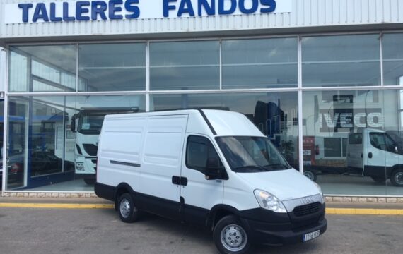 Entrega de furgoneta de ocasión IVECO Daily 35S13V de 12m3 para empresa paquetera de Teruel.