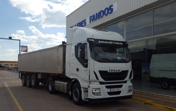 Entrega de una tractora nueva IVECO en Calanda, Teruel.