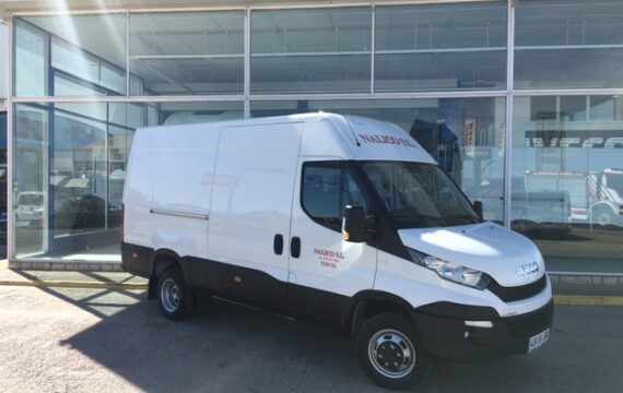 Entrega de furgón nuevo IVECO 50C15V de 12m3 para Nalico.