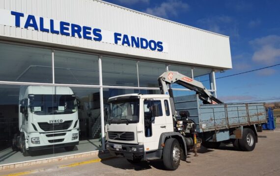 Entrega de camión de ocasión Volvo con grúa para Portugal.