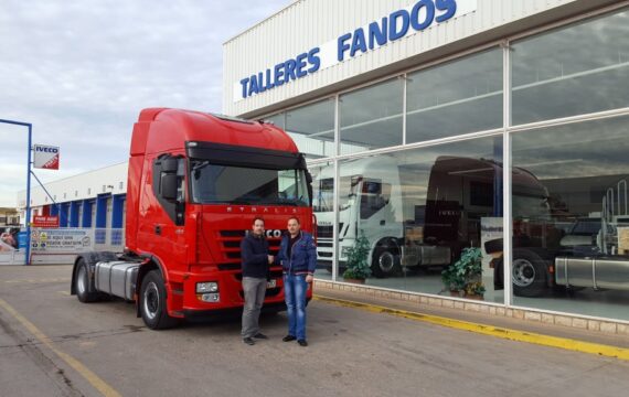 Entrega de tractora de ocasión IVECO AS440S46TP a Petru de Gerona.