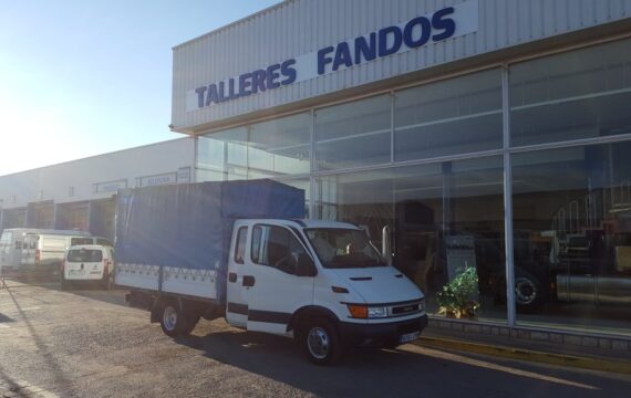 Entrega de furgoneta de ocasión IVECO 35C13D con doble cabina.