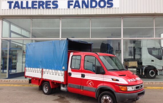 Entrega de furgoneta de ocasión IVECO doble cabina.