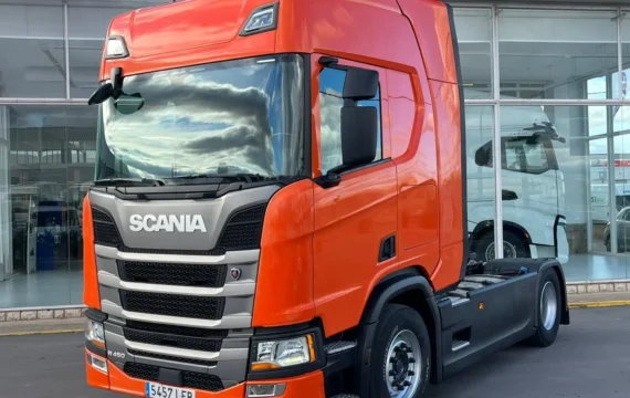 SCANIA R450: Eficiencia y diseño en el transporte de larga distancia